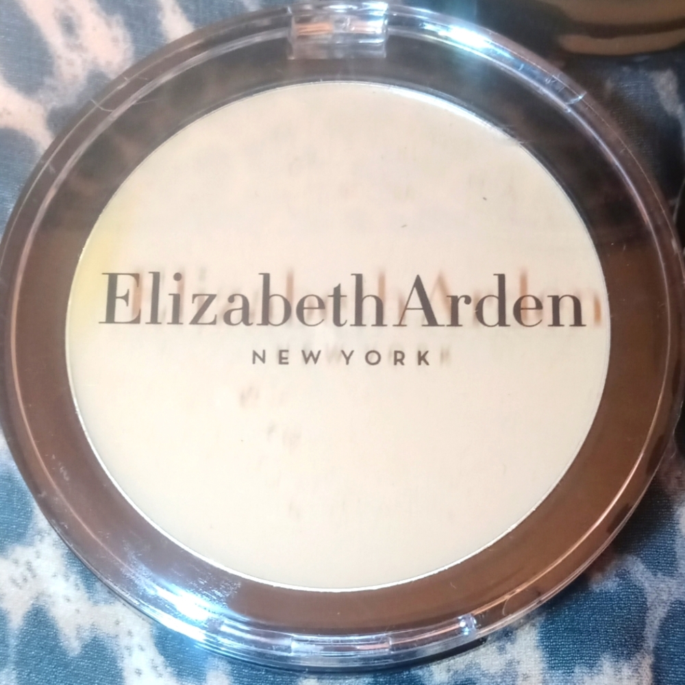 (5) Elizabeth Arden Flawless Finish Sponge-On Cream Makeup